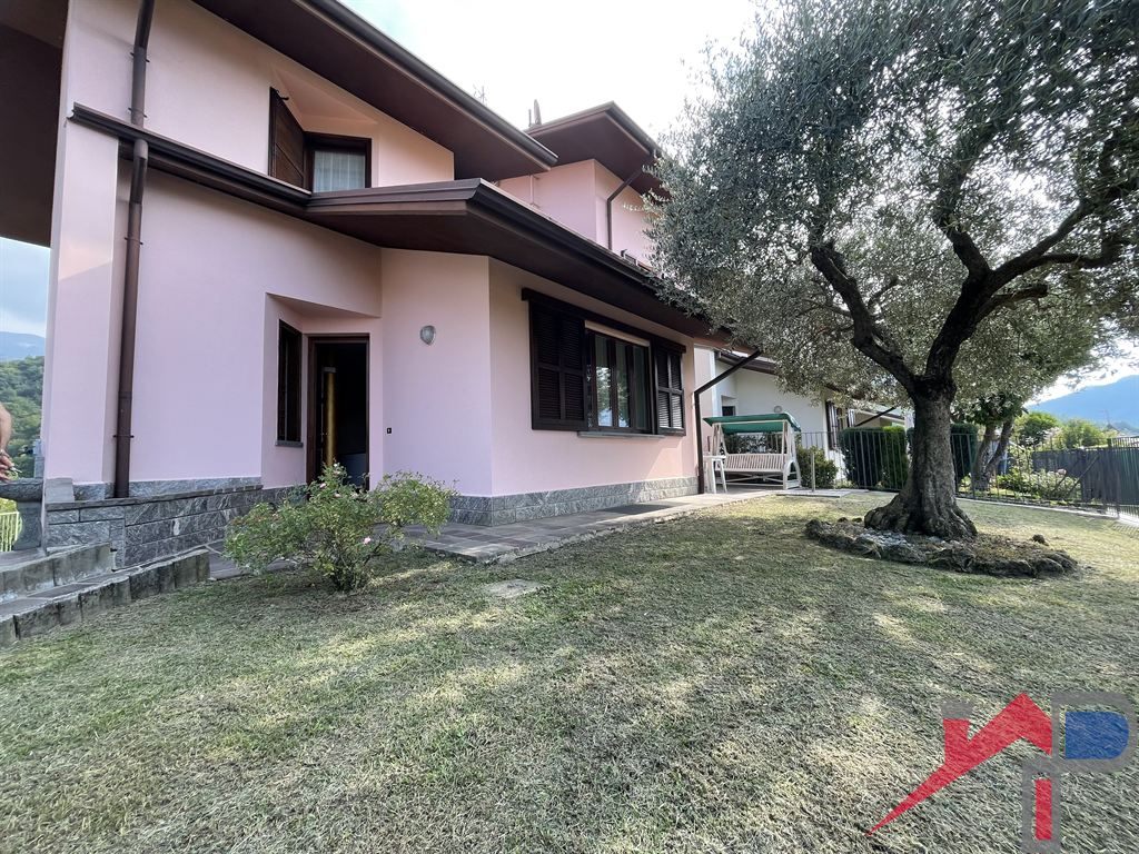 Splendida Villa a Schiera su Tre Piani a Caprino Bergamasco